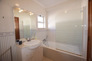 Hair dryer, towels - Carob Apartment with River and Sea View (Santa Luzia Tavira)