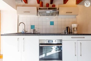 Fridge, oven, stovetop, coffee/tea maker - LE LEROT - JARSY - Gîte (JARSY)