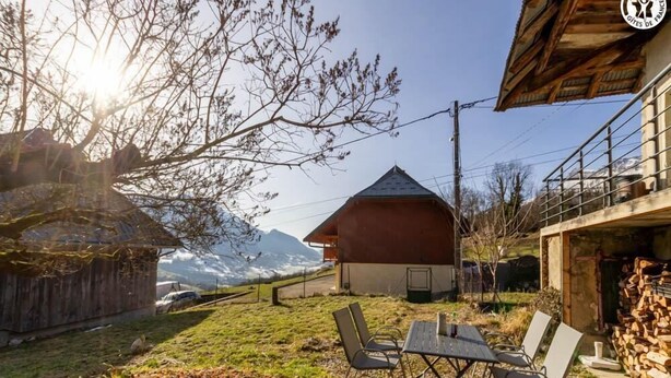 A rustic chalet with a dining area, a wooden barn, and a mountain view. - LE LEROT - JARSY - Gîte (JARSY)