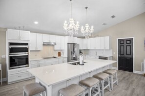 Fridge, microwave, oven, stovetop - Comfortable Stay Near Disney in Hampton Lakes (Davenport)