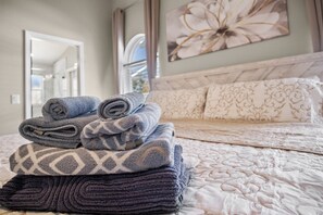 3 bedrooms, iron/ironing board, travel cot, free WiFi - Comfortable Stay Near Disney in Hampton Lakes (Davenport)