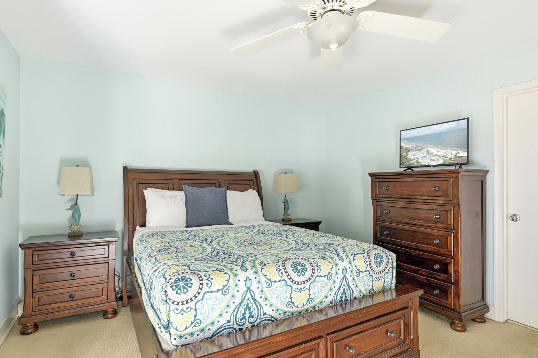 Iron/ironing board, free WiFi, bed sheets