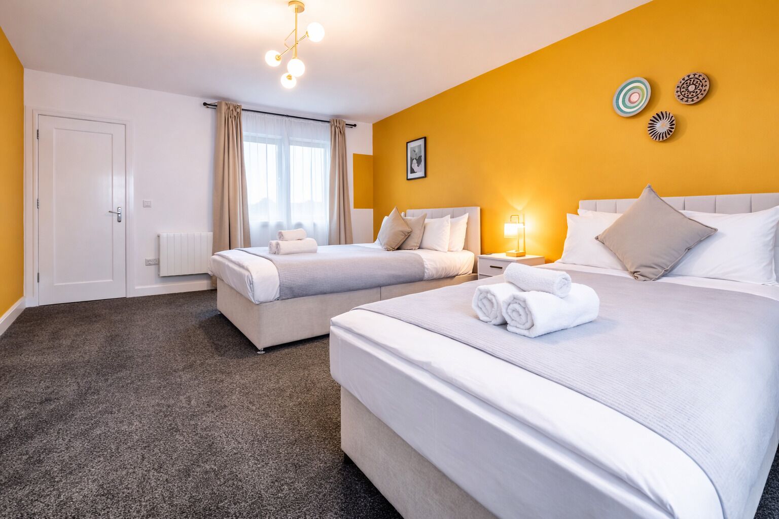 1 habitación, tabla de planchar con plancha y cuna de viaje 