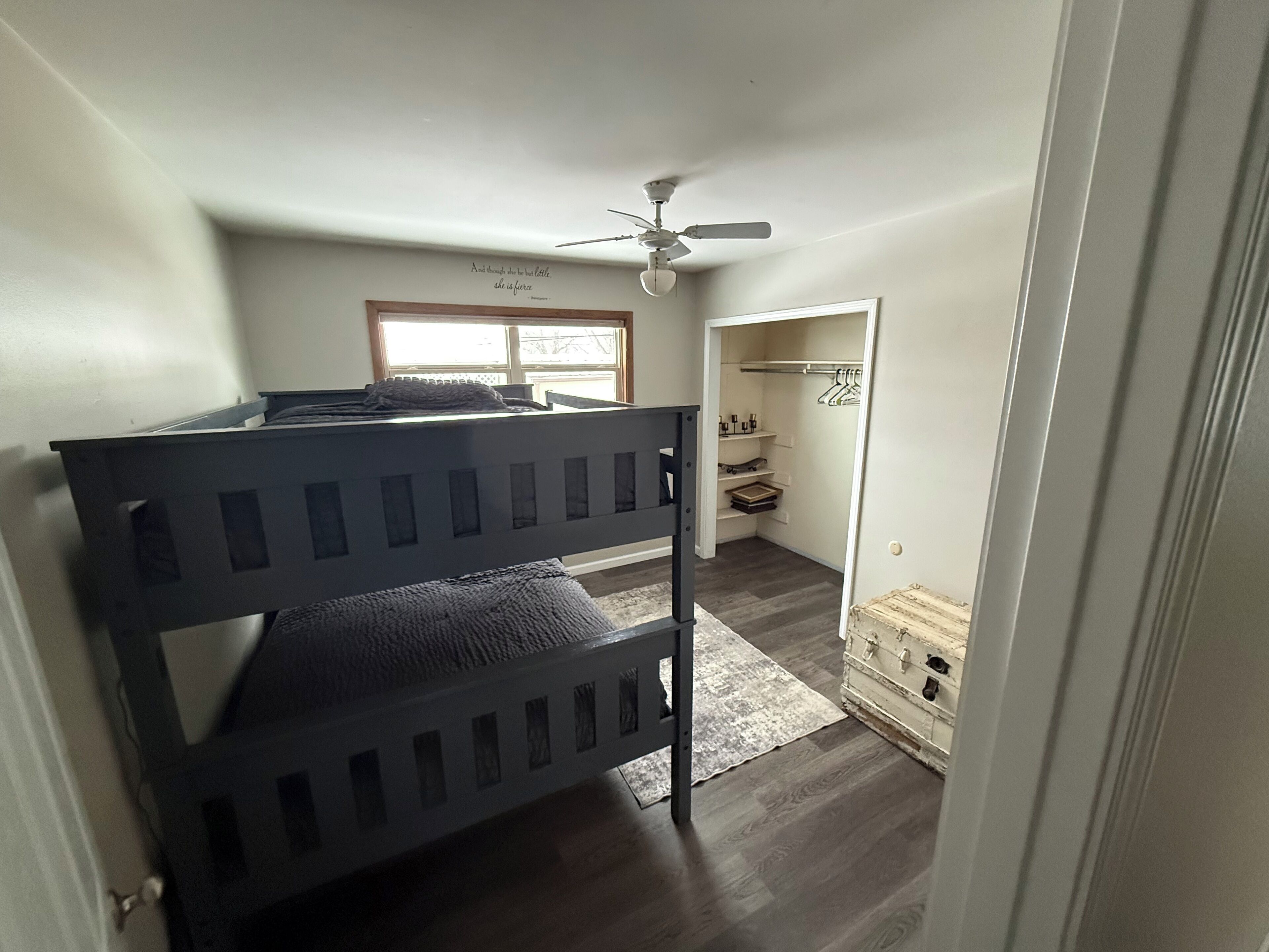 4 habitaciones, escritorio, tabla de planchar con plancha y wifi gratis 
