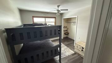 4 habitaciones, escritorio, tabla de planchar con plancha y wifi gratis