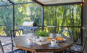 Outdoor dining - NEW Luxury Home w/ Pool | Near AMI Beaches (Bradenton)