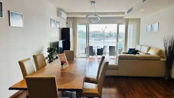 Apartamento superior, balcón, vistas al mar | Restauración