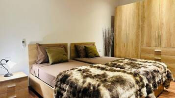 Apartamento superior, balcón, vistas al mar | Tabla de planchar con plancha y wifi gratis