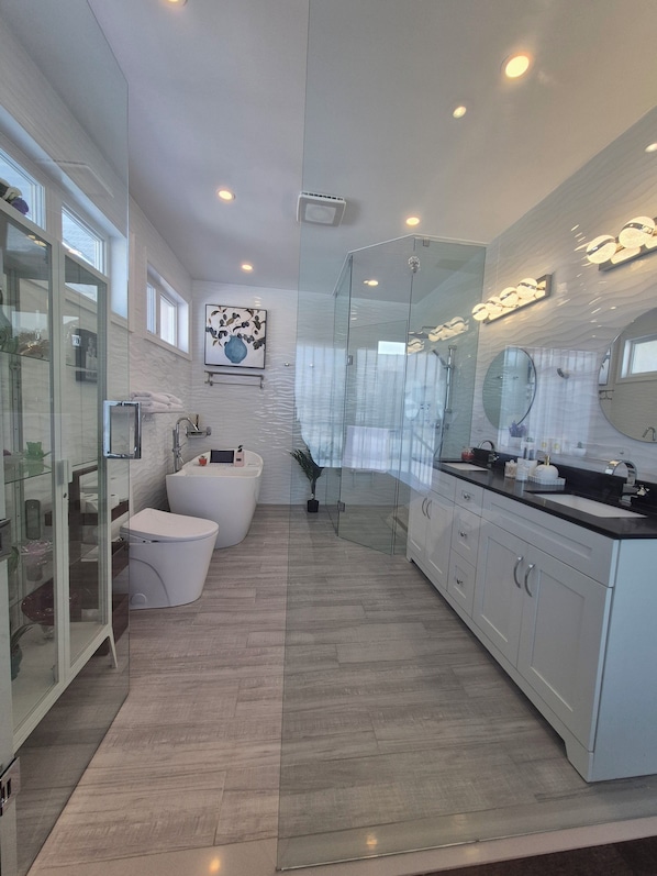 Unclassified image, 1 of 69, button - Stunning Lakeview King Suite Free Breakfast (Niagara Falls)