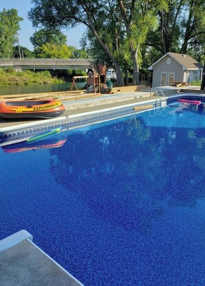 Unclassified image, 2 of 69, button - Stunning Lakeview King Suite Free Breakfast (Niagara Falls)