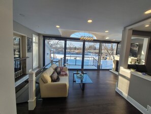 Unclassified image, 4 of 69, button - Stunning Lakeview King Suite Free Breakfast (Niagara Falls)