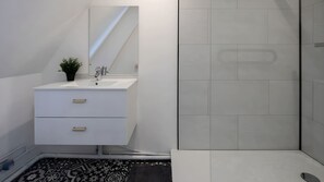 Shower, hair dryer, towels, shampoo - Cocon d'Hugo • 2 pièces calme • Arras hypercentre (Arras)