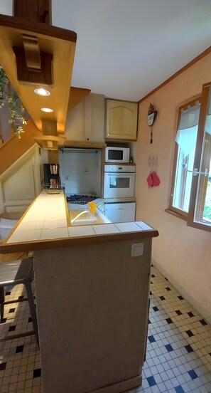 Fridge, microwave, oven, stovetop - Holiday Home “Au Bord De La Jonte L'aubriète” with Mountain View and Private Terrace (Peyreleau)