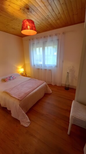 2 bedrooms, iron/ironing board, bed sheets