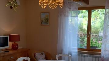 2 habitaciones y tabla de planchar con plancha