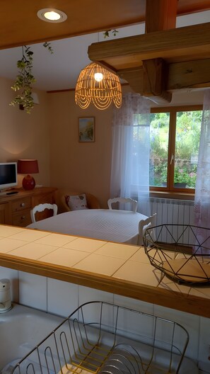 2 habitaciones y tabla de planchar con plancha 