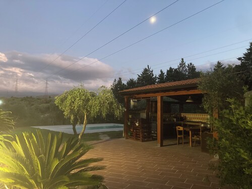 Villa per famiglie con piscina immersa nel verde a pochi km dal mare.