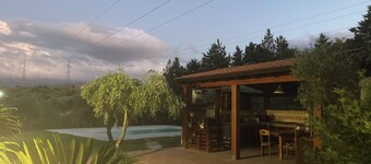 Villa per famiglie con piscina immersa nel verde a pochi km dal mare.