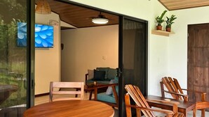 Ein modernes Interieur mit Holzboden, einem runden Holztisch und mehreren Stühlen.