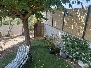 Property grounds - Apartment. Lower villa 53 m2, sleeps 4 with garden and shaded terrace (Ollioules)
