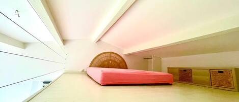 1 habitación, tabla de planchar con plancha y ropa de cama