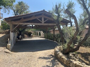 Property grounds - Apartment. Lower villa 53 m2, sleeps 4 with garden and shaded terrace (Ollioules)