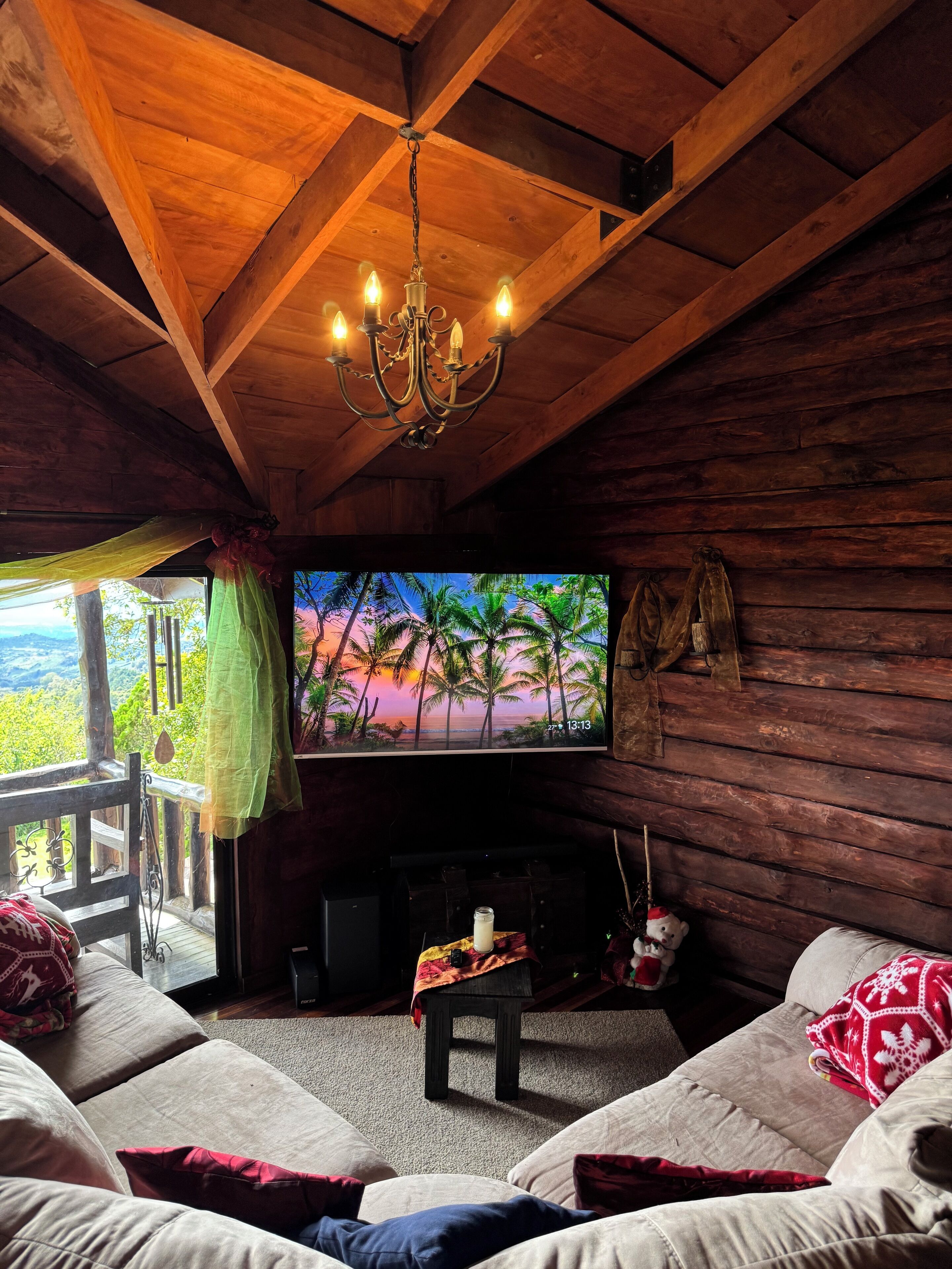 Smart TV, chimenea y estéreo 