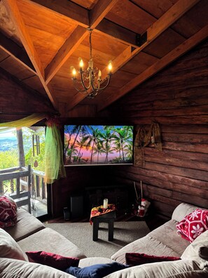 Smart TV, chimenea y estéreo 