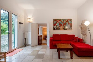 TV - Casa di Ilaria: Independent Cottage with Private Garden in Monopoli (Cristo Re)