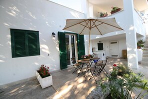 Outdoor dining - Casa di Ilaria: Independent Cottage with Private Garden in Monopoli (Cristo Re)