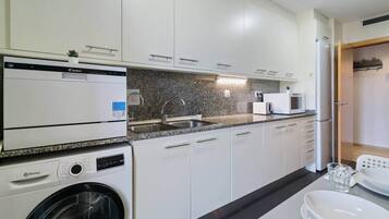 Fridge, cookware/dishes/utensils