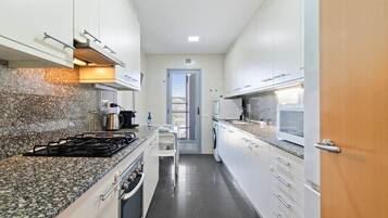 Fridge, cookware/dishes/utensils