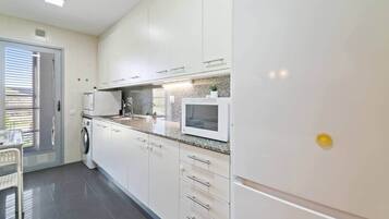 Fridge, cookware/dishes/utensils
