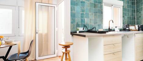 Fridge, microwave, stovetop, coffee/tea maker