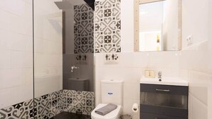 Douche, sèche-cheveux, serviettes fournies, savon