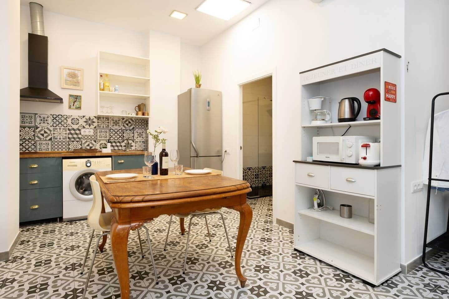 Réfrigérateur, micro-ondes, plaque de cuisson, cafetière/bouilloire