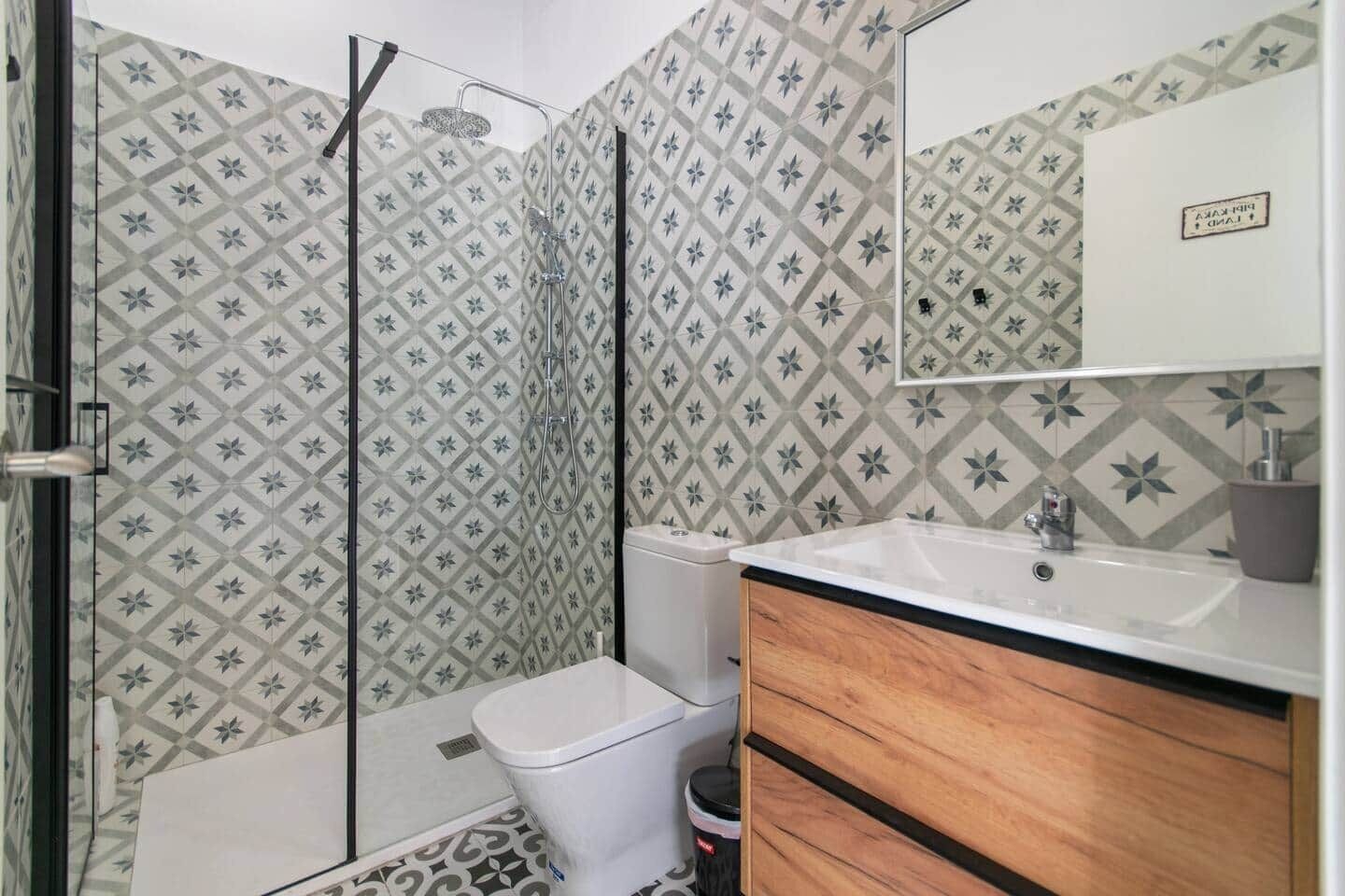 Douche, sèche-cheveux, serviettes fournies, savon