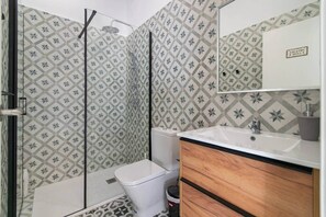 Dusche, Haartrockner, Handtücher, Seife
