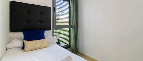 Tabla de planchar con plancha, wifi y ropa de cama