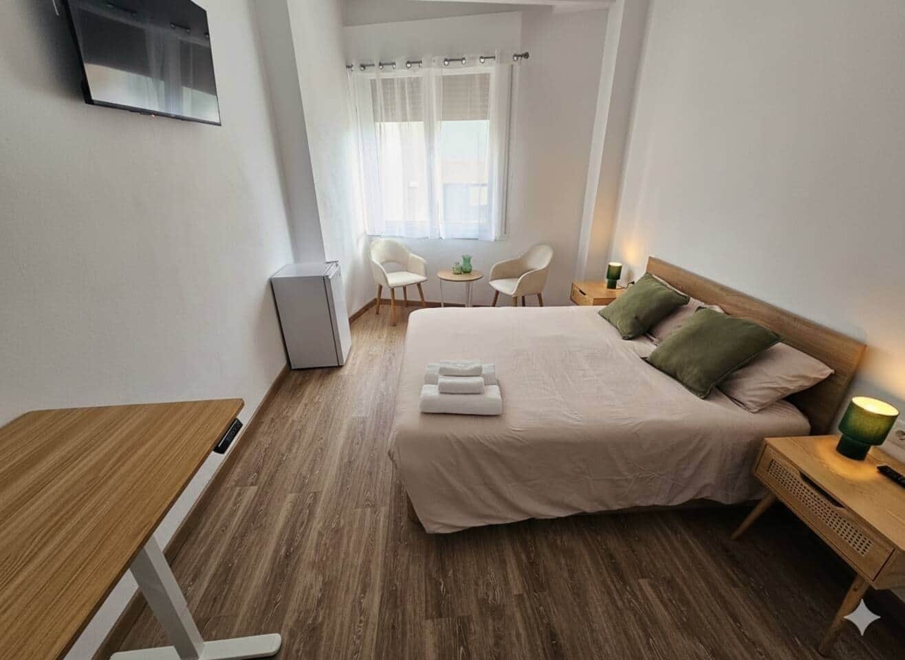 Työpöytä, silitysrauta/-lauta, ilmainen Wi-Fi, vuodevaatteet