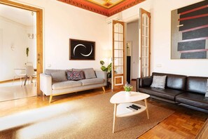 Smart TV, books - Apartment Gran Via 7 Bedrooms/14px-8 min Paseo Gracia (Barcelona)