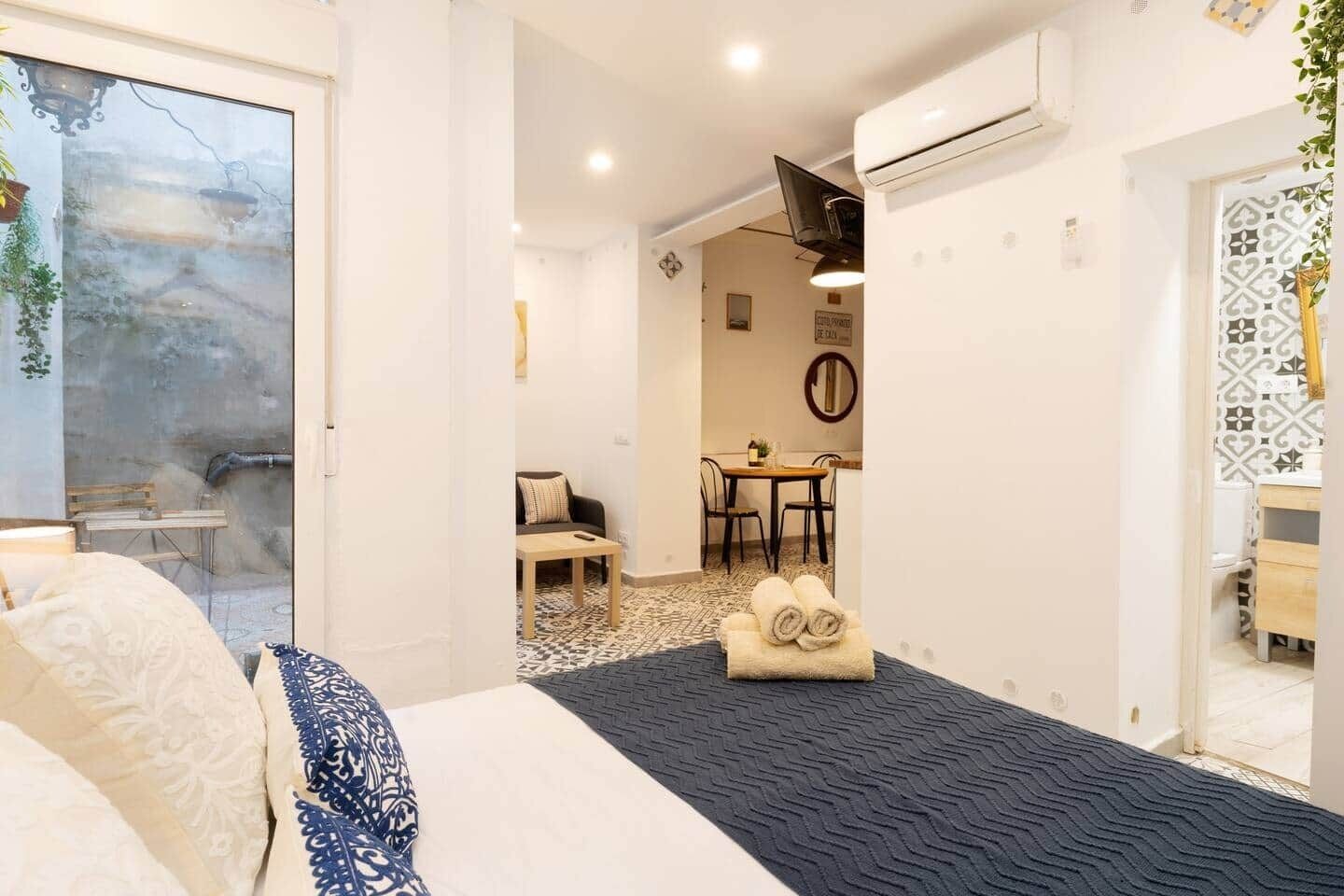 1 habitación, tabla de planchar con plancha, wifi gratis y ropa de cama 