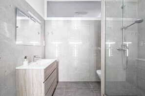Shower, hair dryer, towels, soap - Apartment Luxe Gran Via 5 Bedrooms - 8 min Paseo Gracia (Barcelona)