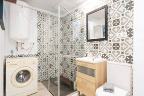 Dusche, Haartrockner, Handtücher, Shampoo
