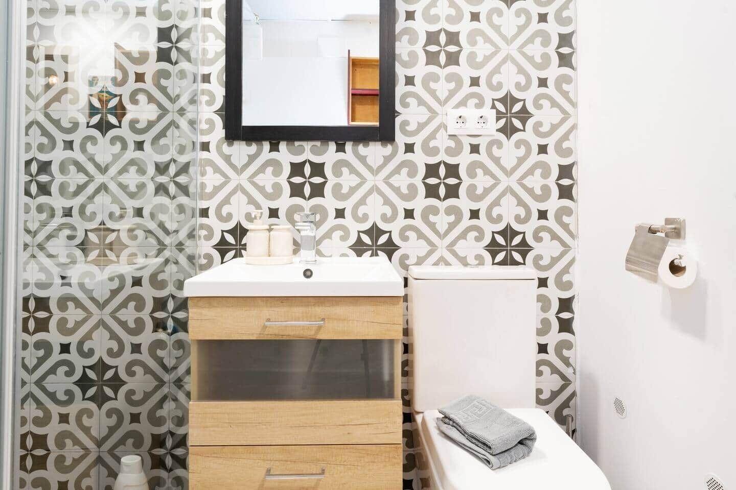 Ducha, secador de pelo, toallas y champú