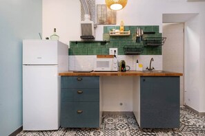Wasserkocher mit Kaffee-/Teezubehör, Kühlschrank, Mikrowelle, Herdplatte