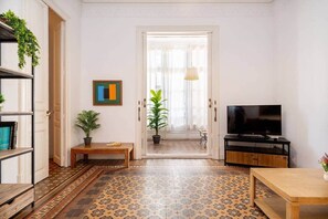 Smart TV, books - Gran Via Luxury 2 Rooms 8' walk to Paseo de Gracia (Barcelona)