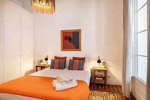 2 bedrooms, desk, iron/ironing board, free WiFi - Gran Via Luxury 2 Rooms 8' walk to Paseo de Gracia (Barcelona)