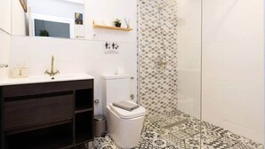 Shower, hair dryer, towels, soap - Modern studio 20' Barcelona Center / 10' walk to the beach / 15' Forum Bcn (Sant Adrià de Besòs)