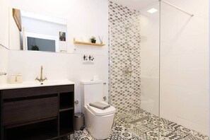 Shower, hair dryer, towels, soap - Modern studio 20' Barcelona Center / 10' walk to the beach / 15' Forum Bcn (Sant Adrià de Besòs)